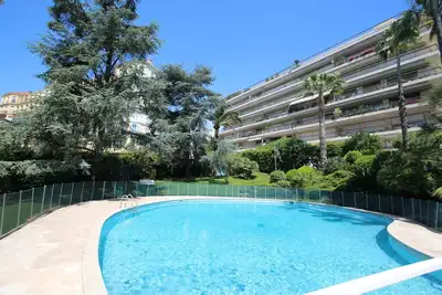 Image de Superbe appartement dans parc avec piscine proche des plages et du Suquet