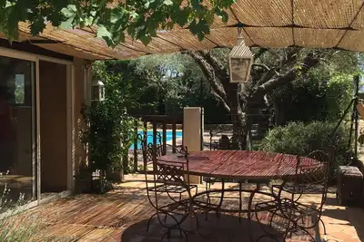 Image de maison en pierres style mas provencal avec piscine pour 6 personnes