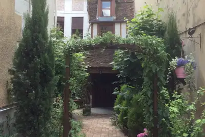 Image de Le  Bacchus. Propriété au coeur du centre ville historique d'Auxerre (maison)