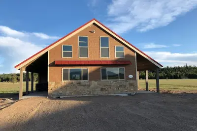 Image de Grizzly Cabin, Nouveau, à 20 min du parc de Yellowstone, bain à remous, planchers chauffants, grill,