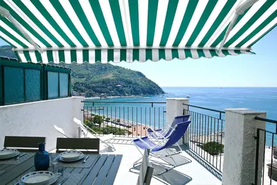 Image de Maison La Letizia - La Terrazza Sul Mare-maison avec une vue splendide sur le golfe