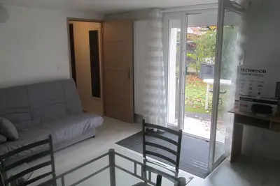 Image de logement 2 pièces chambre et séjour avec petit jardin