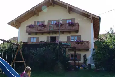 Image de Ferme adaptée aux enfants dans un endroit panoramique calme à Taching am See