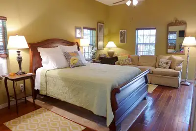 Charmant! Green Palm Cottage - Spacieux, Porche PRIVÉ / ÉCRAN! Clean & Comfy!