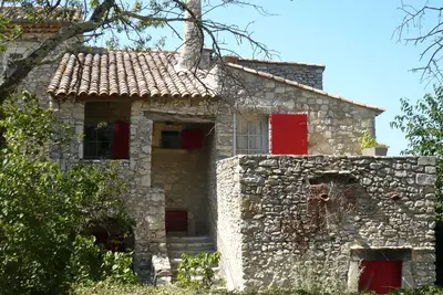 Image de La Maison du Rempart à Lussan, médiévale, en pierres du pays