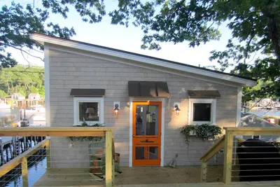 Image de Spectaculaire Boathouse Cottage situé sur un quai privé à New Harbor
