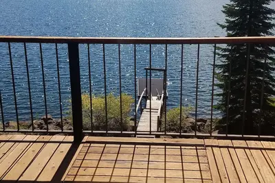 Image de cabine au bord du lac, belle vue!