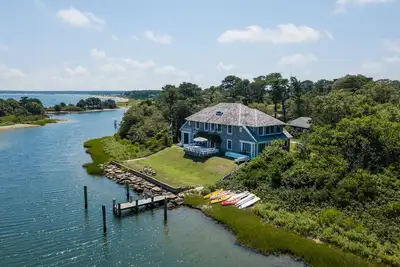 Image de Oceanfront Summer Cottage - Avec quai privé et accès à la plage