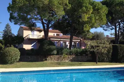 Image de Superbe propriété au milieu d'un magnifique jardin arboré avec grande piscine