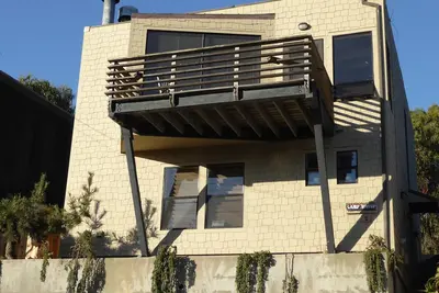 Image de Une Gemme! Maison Contemporaine Lumineuse. Sommeil 4. Minutes De La Plage. Wifi!