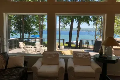 Image de Belle nouvelle maison au bord du lac!