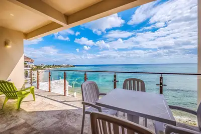 Brand New Penthouse moderne sur la plage avec un toit privé! Piscine, Ac, Wifi