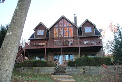 Image de Superbe 7 chambres 6. 5 Bath Lakefront Home avec Dock