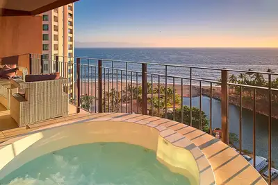 Image de CondStudish Beachfront Condo ✪Bain jacuzzi privé avec vue sur la mer