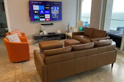 Image de Vue spectaculaire sur l'océan au 19e étage «Sunset Blues» - Condo de style moderne!