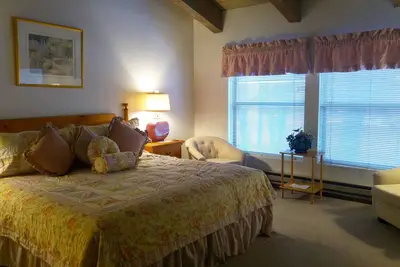 Image de Magnifique Resort Villa Maison w Plafonds voûtés Bain à remous et étangs \/ ruisseaux