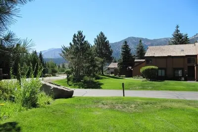 Image de Cozy Mammoth Snowcreek Condo dans un emplacement extraordinaire! ! ! ! !