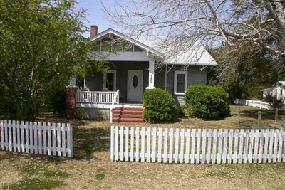 Image de Maison de l'île magnifiquement restaurée nichée parmi les chênes vivants