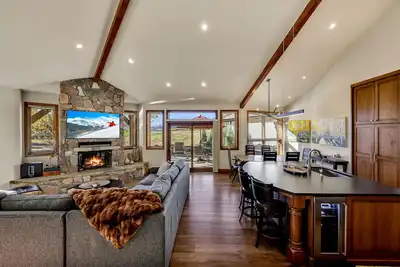 Image de Ski Home Premium avec une vue imprenable et un bain à remous! À quelques secondes du télésiège!
