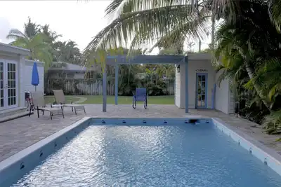 Image de Nouveau! Restaurée au milieu du siècle '' Old Florida '' maison de plage w \/ piscine, wi \/ fi