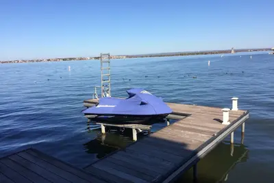 Image de Bord de l'eau avec quai privé près du Yacht Club sur le lac Lbj. Prendre plaisir!