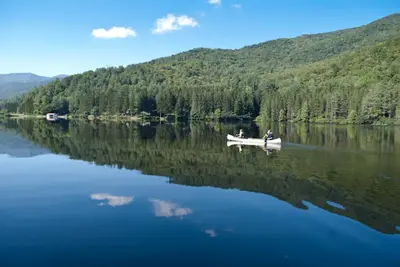 Image de Nouvelle Maison De Style D'Artisanat Lakefront Dans Les Montagnes