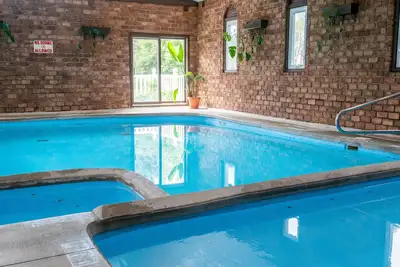 Image de 18 unités pour 35+ personnes: 22 salles de bain. Piscine, volley-ball, aire de jeux, feu de camp