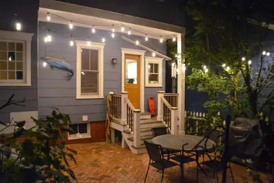 Image de Belle maison sur coin avec terrasse jardin