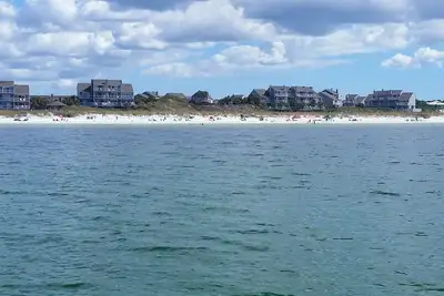 Image de Consultez nos rabais d'automne hebdomadaires de 10%! 3br / 3ba à quelques pas de la plage!