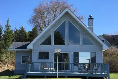 Image de Beau A-Frame In Quiet Area, à un pâté de maisons du lac Charlevoix