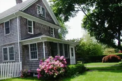 Image de Lovely 5 Br Village Home with Heated Pool in Heart of East Hampton. Walk to All!