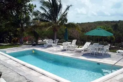 Exuma Vacation Cottages sur la colline avec accès au bord de l’eau, quai et kayaks.