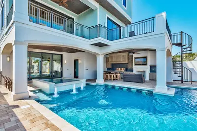 Image de 4 histoires pleines de Steps de luxe de la plage privée