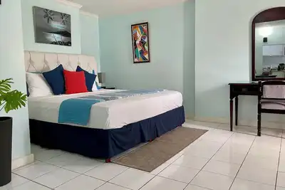 Image de Spacieux Ocho Rios Beach Apt avec A / C, télévision par câble, WiFi, cuisine, café et vue