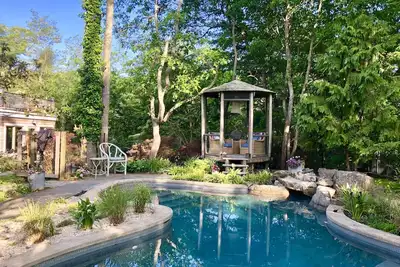 Image de Eloise House. Une Maison ÉTONNANTE Dans Un Grand Emplacement. Piscine De Charme Galore
