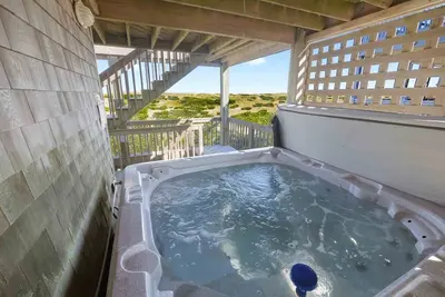 Image de Gâtez-vous dans ce Oceanfront Salvo Home! Piscine, bain à remous, salle de jeux, véranda