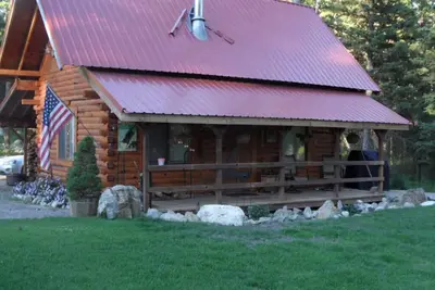 Image de Rustic Log Cabin sur 20 acres privée et paisible, à seulement 20 min de la ville