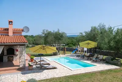 Image de Maison de vacances avec piscine privée dans un quartier calme, village Rakalj