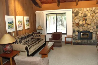 Image de 2 chambres, mezzanine et 3 salles de bains, 8 couchages, deux niveaux Ă profiter pour vos vacances Ă Mammoth Lakes