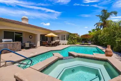 Diamant du désert! Superbe maison avec piscine privée, spa et casita. Tennis éclairé!