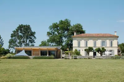 Image de Maison de maître avec piscine intérieure, à 20 minutes de la plage