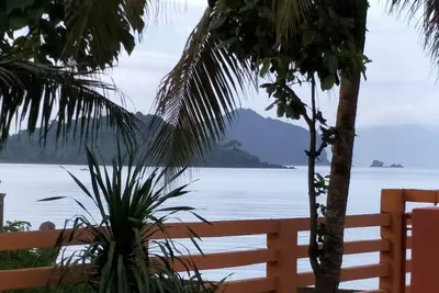 Image de Condo relaxant côté plage avec vue sur la montagne et l'île.