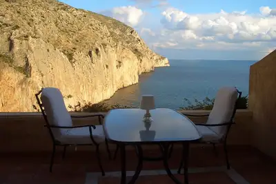 Image de Sur La Mer MÉDITERRANÉENNE. Une Chambre, Vues Spectaculaires.
