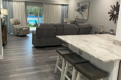 Image de Unité au rez-de-chaussée avec 3 chambres et 3 salles de bain. Peut accueillir jusqu'à 10 personnes.