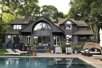 Image de Maison Sag Harbor récemment rénovée avec belle vue sur la baie, piscine Gunite et bain à remous