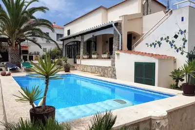 Maison avec piscine, jardin et vue sur l'environnement de herrrliche bien entretenu.