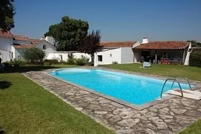 Image de Villa avec piscine privée et joli jardin