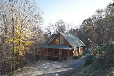 Image de Belle cabane en rondins avec deux suites de maître sur 4. 5 acres boisés