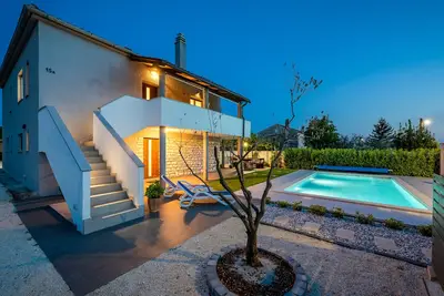 Image de Belle maison de vacances avec piscine chauffée, cuisine d'été, WiFi, grill
