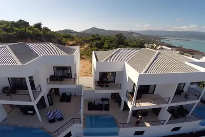 Image de Villa avec 7 chambres et vue sur la mer Ă 5 minutes de la plage